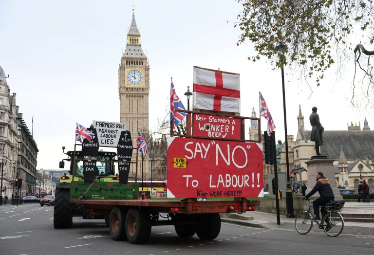 Βρετανοί αγρότες διαμαρτύρονται με τα τρακτέρ τους στο κέντρο του Λονδίνου – Δείτε εικόνες