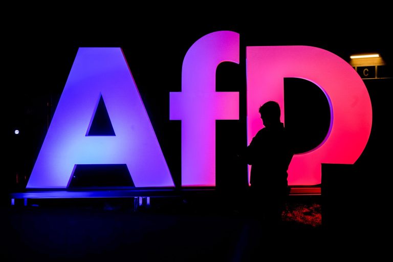 Γερμανία: Ποινική δίωξη σε βουλευτή του AfD για ναζιστικό χαιρετισμό στο κοινοβούλιο – «Παρέδιδα το παλτό της συζύγου μου», απαντάει ο ίδιος