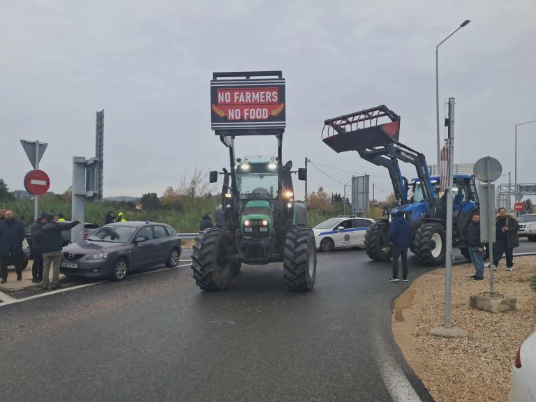 Στον κόμβο του Πύργου οι αγρότες της Ηλείας – Αναμένουν τις αποφάσεις την Πανελλαδικής επιτροπής για την συνέχιση του αγώνα τους