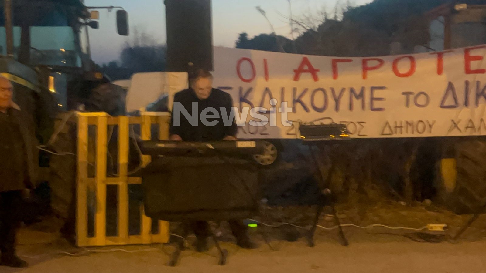 Καλλιτέχνες στο μπλόκο των αγροτών στην εθνική Θεσσαλονίκης - Έδεσσας