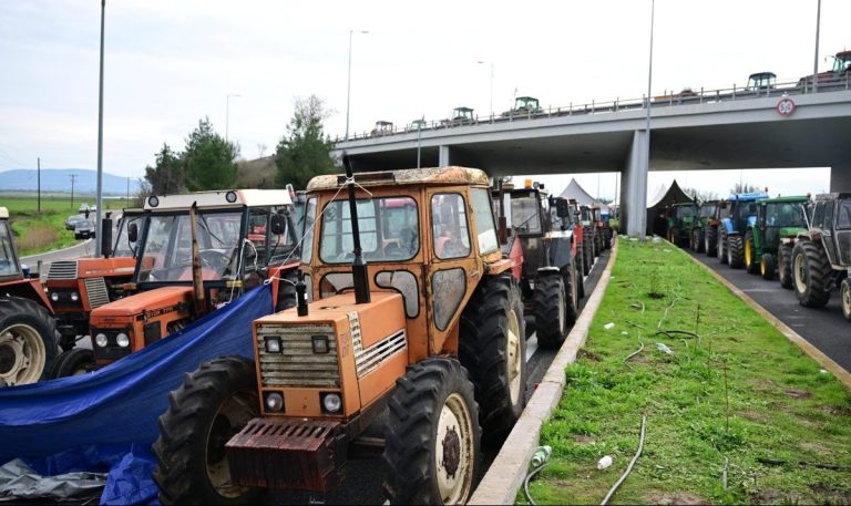 Αγροτικά μπλόκα: Κάλεσμα Μητσοτάκη για λύσεις – «Πυρά» από την αντιπολίτευση