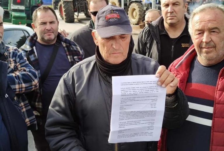 Δικαστικός κλητήρας έψαχνε αγρότη σε μπλόκο για να του επιδώσει αγωγή για χρέη (βίντεο)