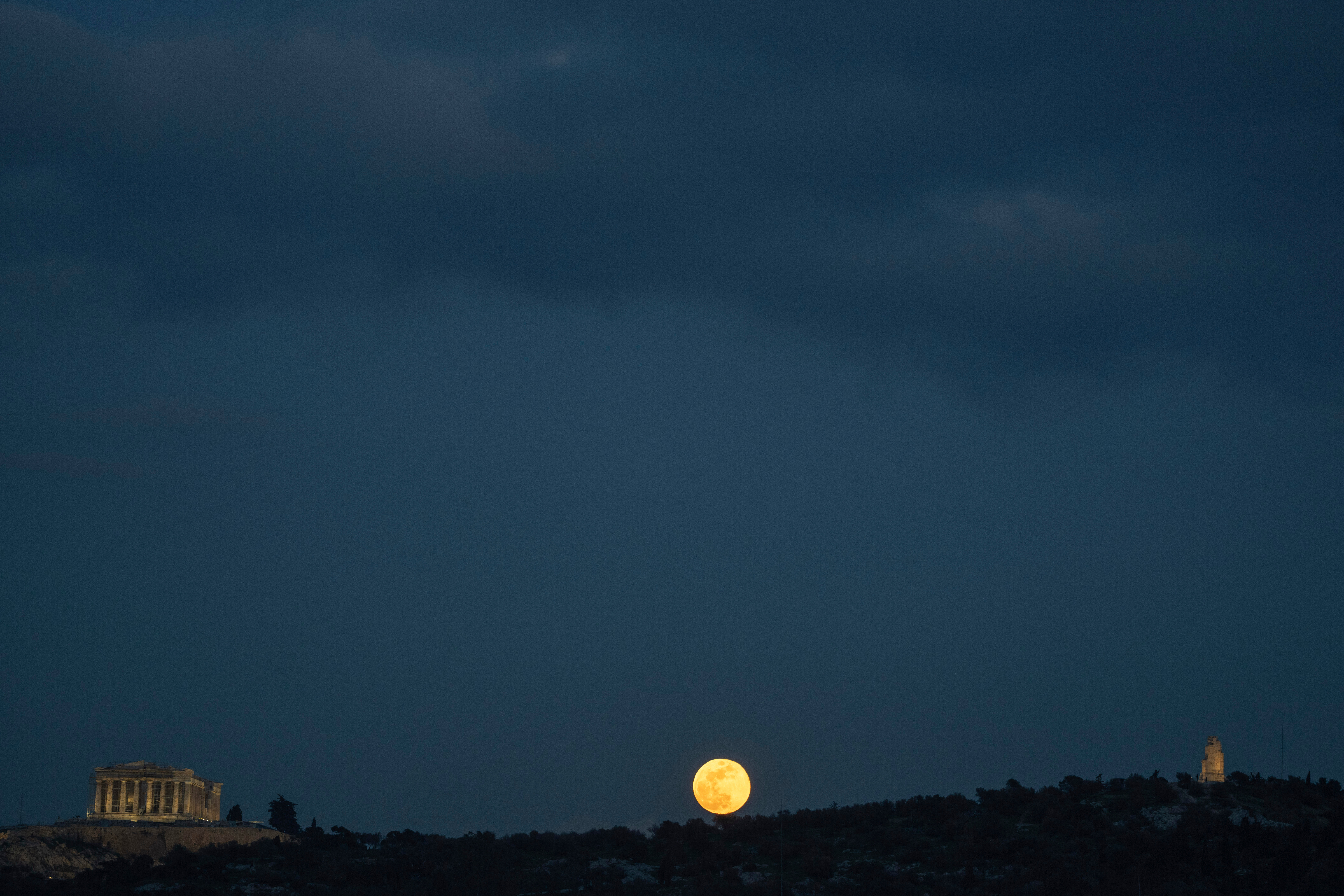 Το «φεγγάρι του χιονιού» ή αλλιώς η Πανσέληνος του Φεβρουαρίου πίσω από τον λόφο Φιλοπάππου