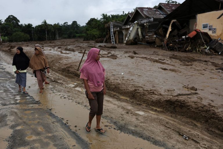 Ασία: Αγώνας δρόμου για άμεση βοήθεια στους πληγέντες από τις πλημμύρες