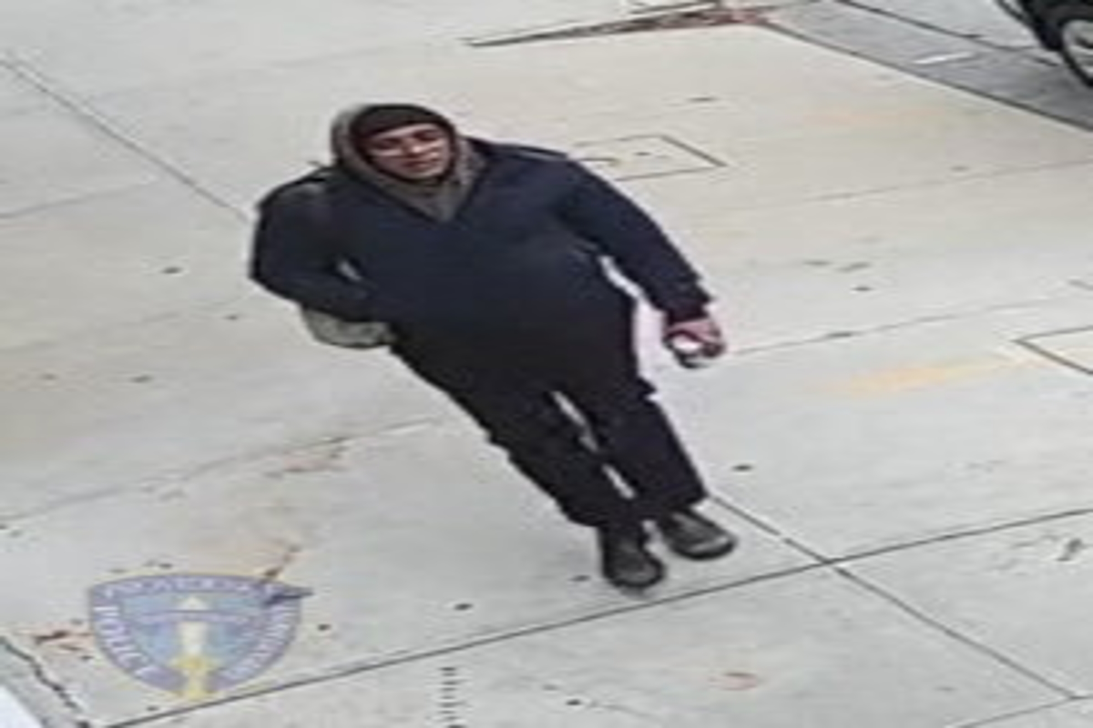 Εικόνα που δημοσιεύθηκε από την αστυνομία στις 17 Δεκεμβρίου και δείχνει έναν ύποπτο που βρισκόταν κοντά στον φερόμενο ως δράστη της επίθεσης στο πανεπιστήμιο Μπράουν στο Ρόουντ Άιλαντ των ΗΠΑ