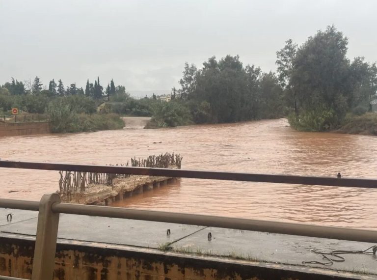 Κακοκαιρία Byron: Υπερχείλισε ο ποταμός Ενιπέας – Εκκένωση οικισμού με εντολή του 112