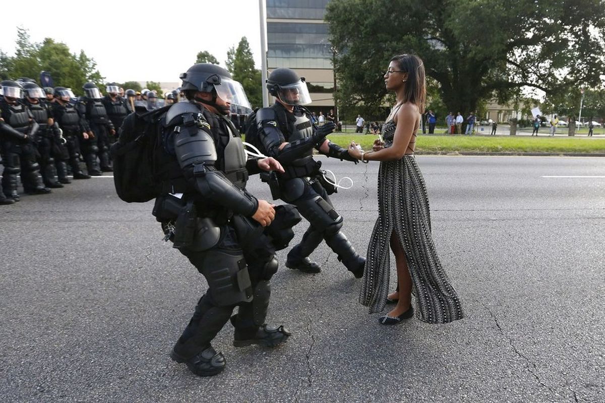 Taking a Stand In Baton Rouge - 2017 World Press Photo Στο Μπατόν Ρουζ της Λουιζιάνα, η Ιέσια Έβανς στάθηκε ήρεμη και ακίνητη μπροστά σε πάνοπλους αστυνομικούς
