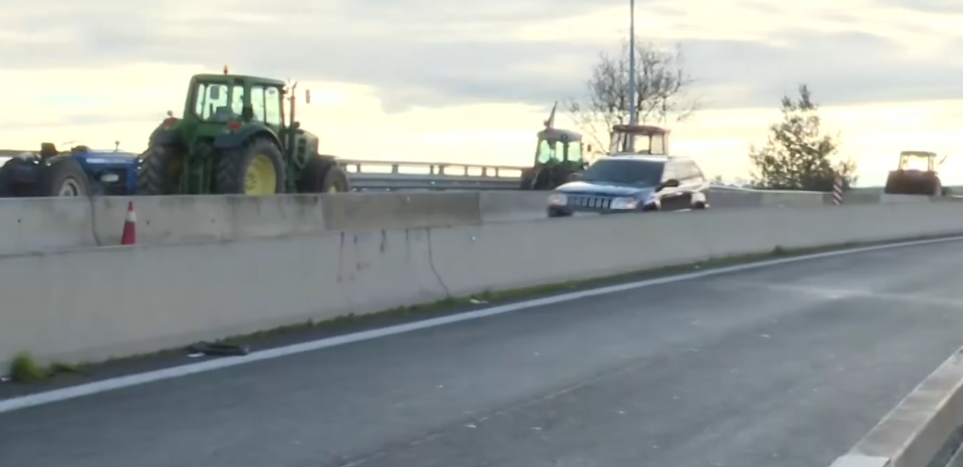 Χριστούγεννα στα μπλόκα κάνουν οι αγρότες: Στην άκρη τα τρακτέρ για να διευκολυνθούν οι εκδρομείς – Ίσως την Κυριακή νέα πανελλαδική σύσκεψη