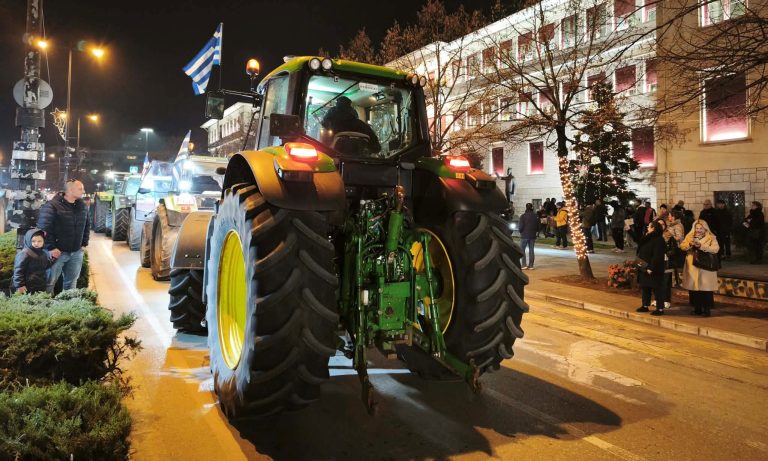 Μηχανοκίνητη πορεία αγροτών με τρακτέρ στο κέντρο των Ιωαννίνων