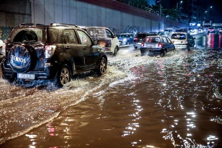 Κακοκαιρία Byron live: Σαρώνει την Αττική – Πλημμύρισαν σπίτια και δρόμοι, μηνύματα του 112