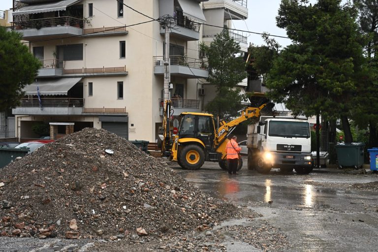 Χάος στην Αττική έφερε η κακοκαιρία Byron – Απομάκρυνση φερτών υλικών στους πλημμυρισμένους δρόμους