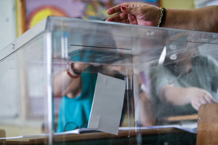 Πρωτιά της ΝΔ, αλλά με… «χαμηλές» πτήσεις δείχνουν δύο νέες δημοσκοπήσεις