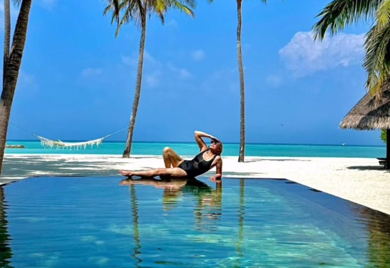 Η Κιμ Κατράλ, εντυπωσιακή με μαύρο ολόσωμο μαγιό στις Μαλδίβες, απολαμβάνει τον μήνα του μέλιτος με τον τέταρτο σύζυγό της