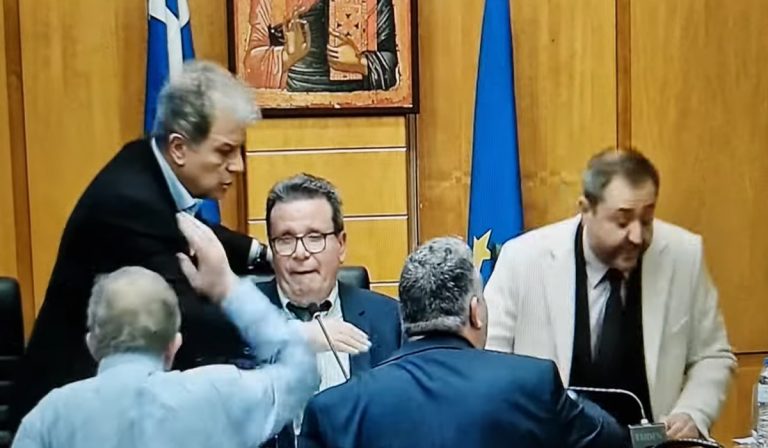 Πεδίο μάχης το περιφερειακό συμβούλιο Δυτικής Μακεδονίας: Φωνές, σπρωξιές και διακοπή – Βίντεο από τις στιγμές έντασης