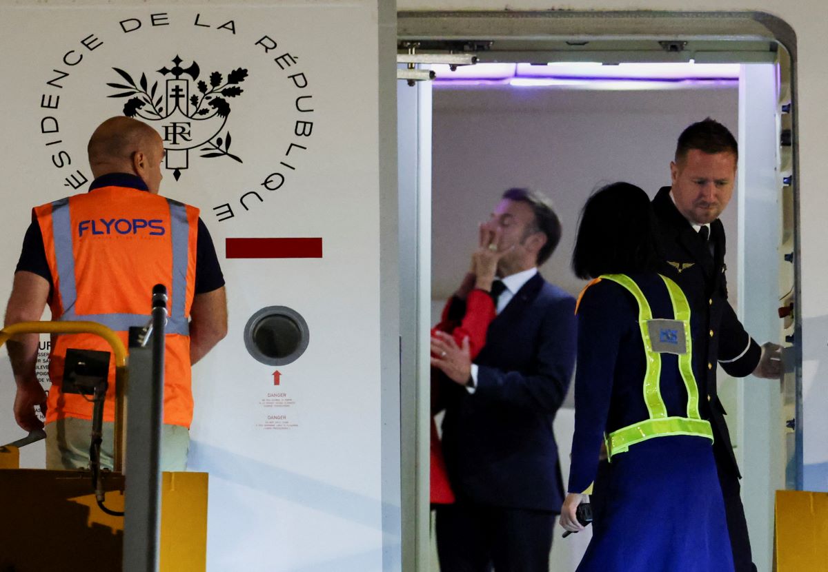 Η άβολη στιγμή του χαστουκιού στον Μακρόν από την Μπριζίτ, μέσα στο αεροπλάνο