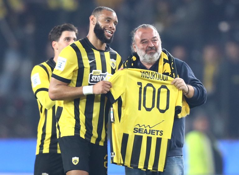 Ο Αρόλντ Μουκουντί συμπλήρωσε 100 αγώνες με την ΑΕΚ και  ο Μάριος Ηλιόπουλος του έδωσε αναμνηστική φανέλα