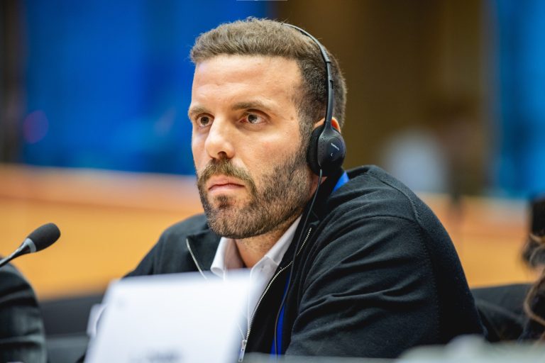 ΣΥΡΙΖΑ: Έθεσε εκτός ευρωομάδας το Νίκο Παππά για επίθεση σε δημοσιογράφο