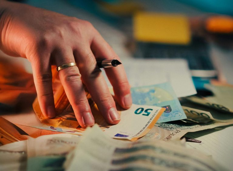 Αδειοδωρόσημο Χριστουγέννων 2025: Πότε καταβάλλεται – Ποιους αφορά