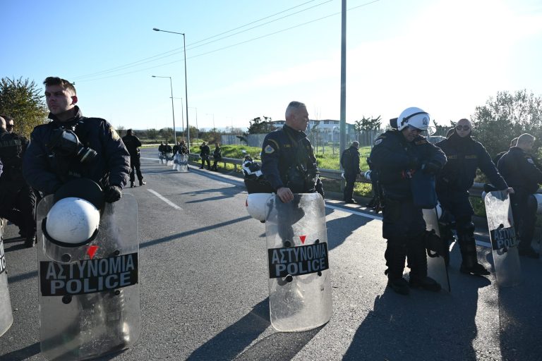 «Ούτε έχουμε, ούτε ρίξαμε πλαστικές σφαίρες σε αγρότες»: Η ΕΛ.ΑΣ απαντά σε δημοσιεύματα