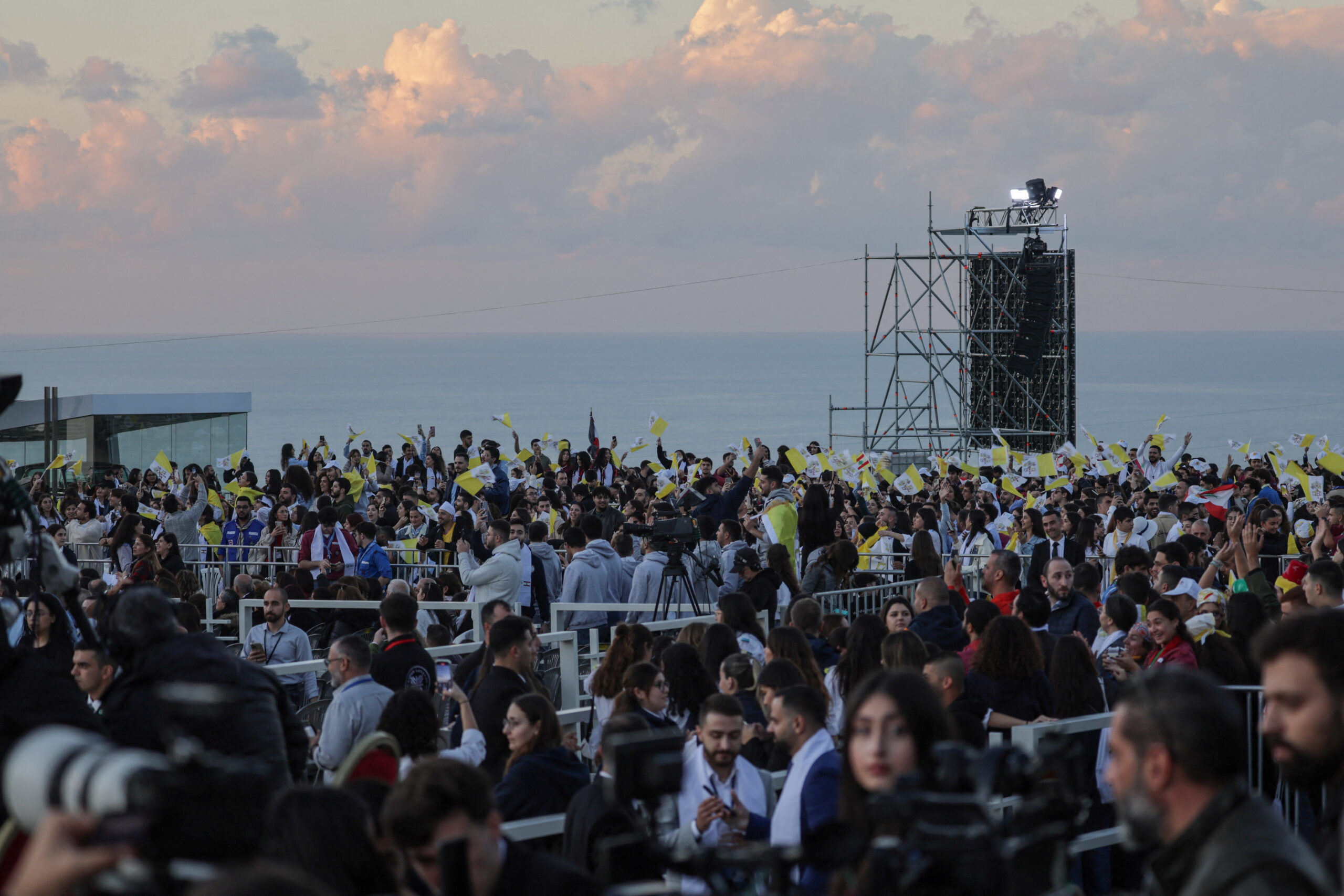 Πλήθος περιμένει τον Πάπα στο Λίβανο