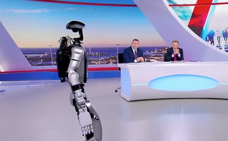 Ο γάτος του ΣΚΑΪ τρόμαξε και το έβαλε στα πόδια όταν είδε στο πλατό το ρομπότ «Σοφία» – Δείτε βίντεο