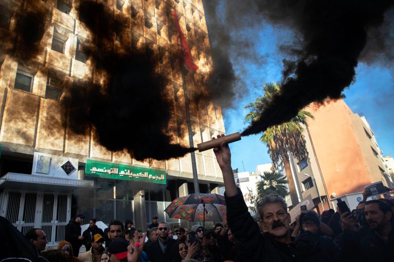 Τυνησία: Συγκρούσεις αστυνομικών με διαδηλωτές στην Καϊρουάν