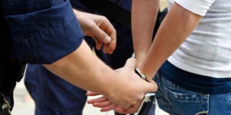 Χειροπέδες σε οικιακή βοηθό για κλοπή κοσμημάτων μεγάλης αξίας στη Νέα Ιωνία