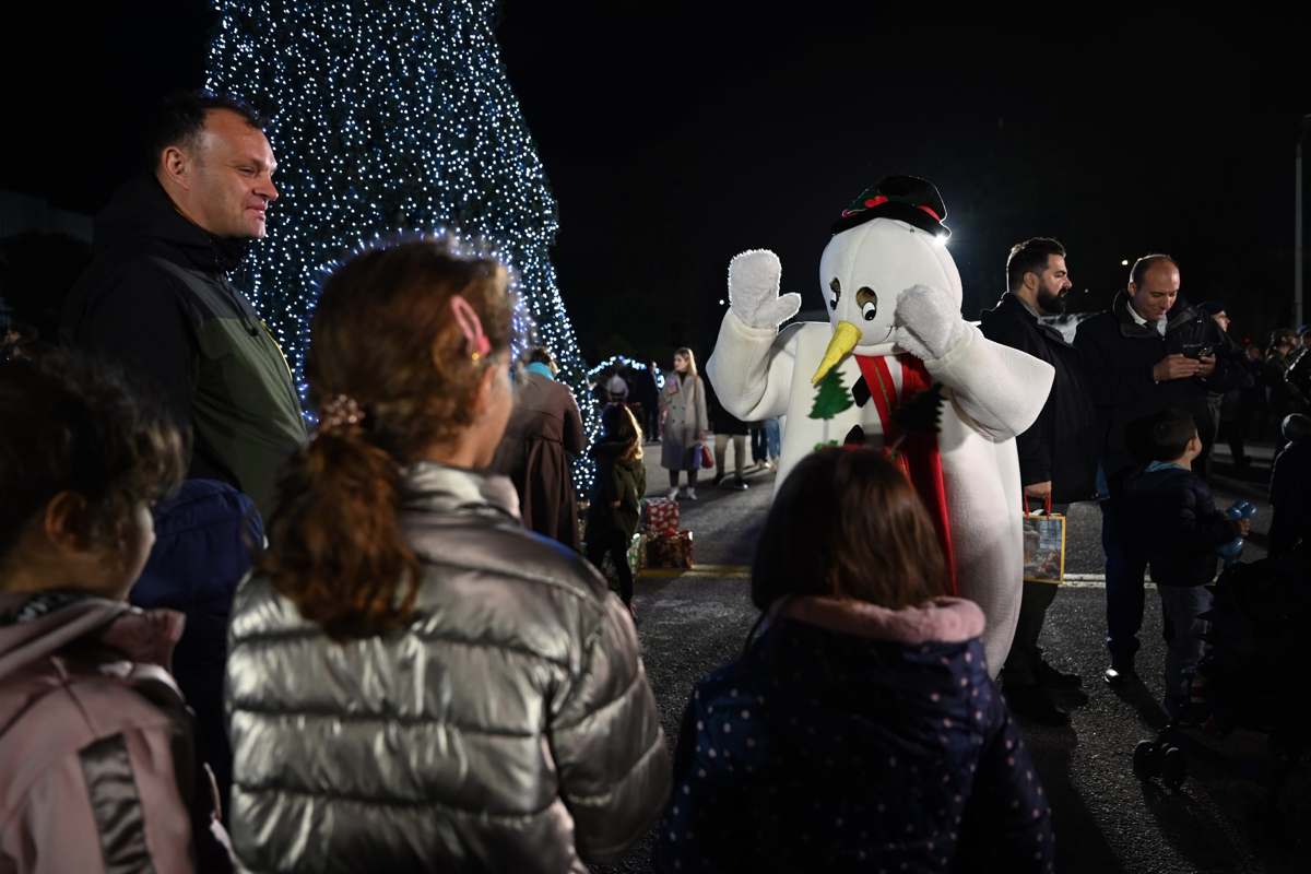 Παρουσία του Νίκου Δένδια έγινε η φωταγώγηση του χριστουγεννιάτικου δέντρου του Υπουργείου Εθνικής Άμυνας