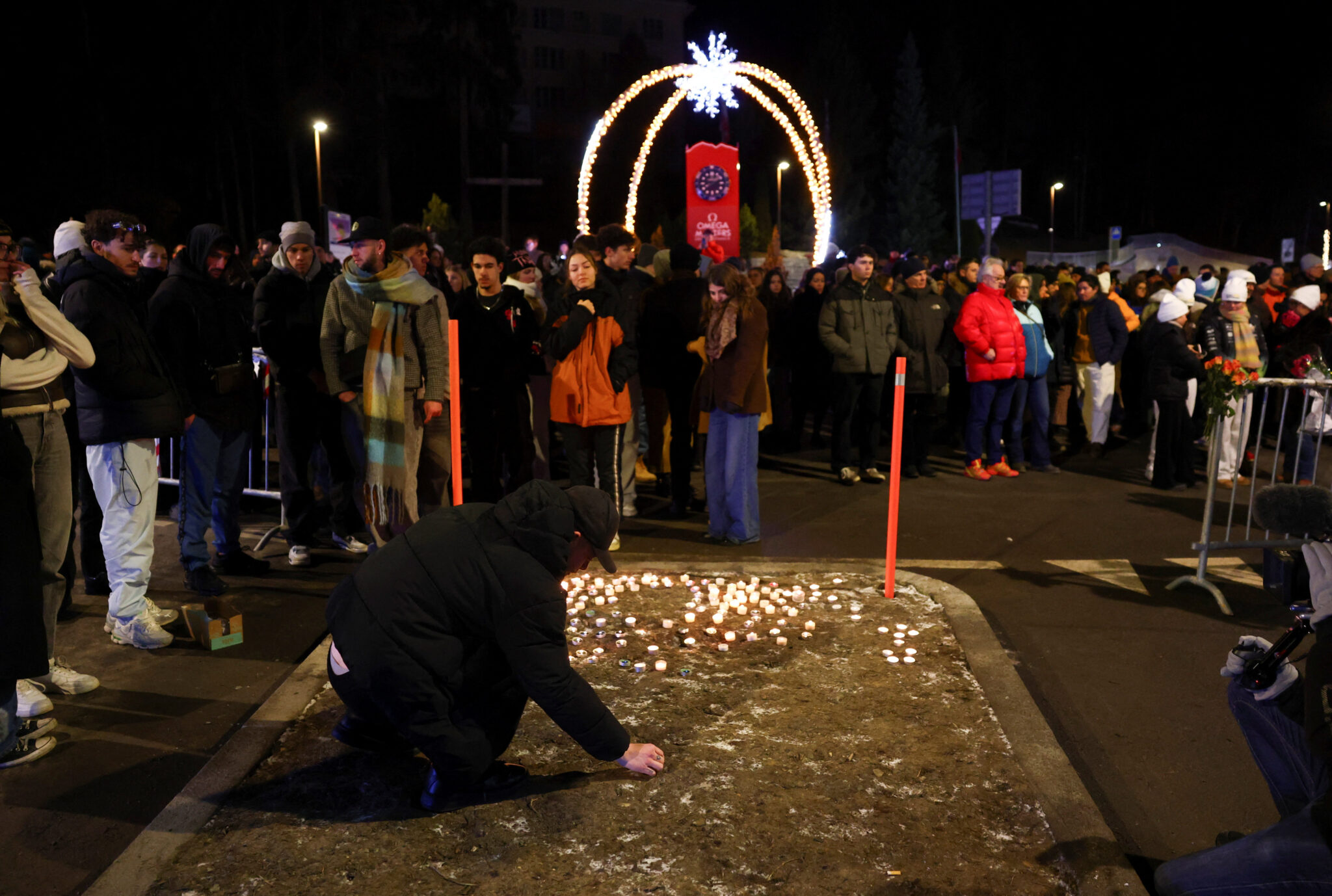 Ανθρωποι έξω από την μπαρ που έπιασε φωτιά
