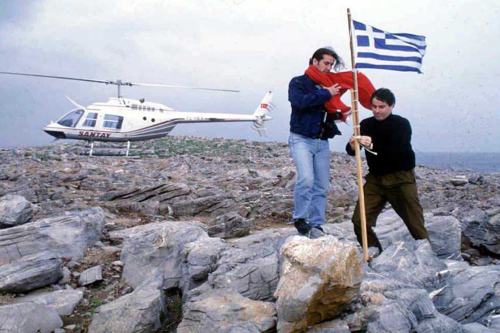 Δύο δημοσιογράφοι της τουρκικής εφημερίδας «Hurriyet» αφαιρούν την ελληνική σημαία από την ανατολική Ίμια στις 27 Ιανουαρίου 1996