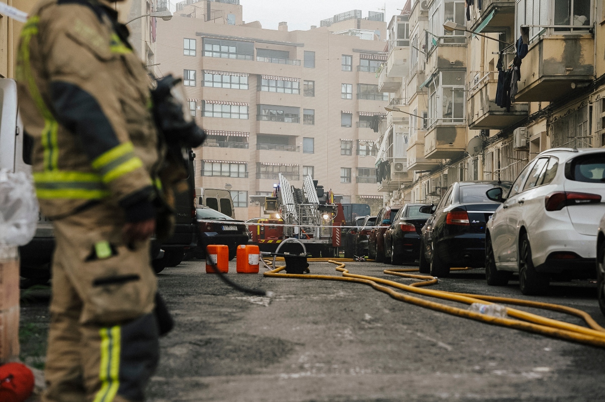 Firefighters work at the scene on 16 February 2026 in Alicante, Valencia (Spain). Firefighters from Alicante have had to evacuate the residents of a building in the Miguel Hernández neighbourhood in the city of Alicante as a result of a fire. The fire broke out this morning at around 7.30 a.m. for reasons that have not been specified. As a result of the fire, which is now under control, the building had to be evacuated and health services attended to several people for smoke inhalation. 16 FEBRUARY 2026 