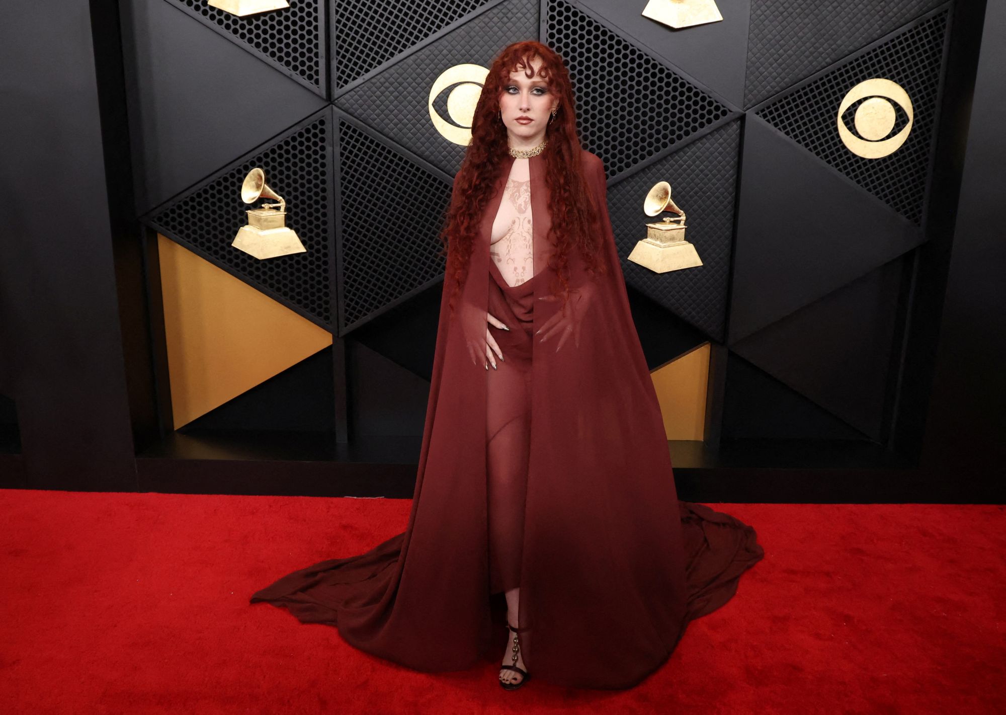 Η Τσάπελ Ρόουν έκανε τόπλες εμφάνιση στο κόκκινο χαλί των Grammy και κέντρισε τα φλας των φωτογράφων