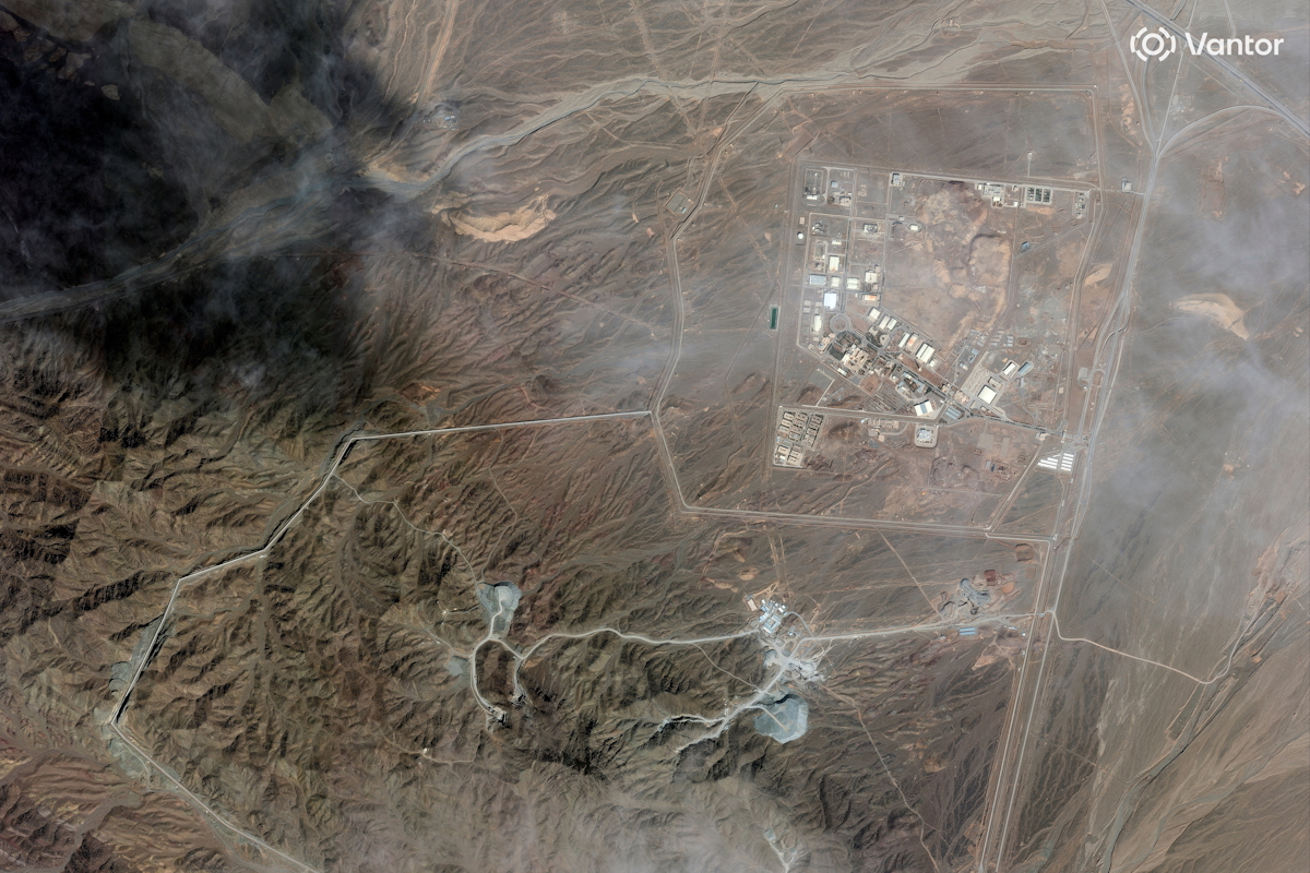 Δορυφορική εικόνα δείχνει τις μη καλυμμένες εισόδους των σηράγγων στο πυρηνικό συγκρότημα του Ισφαχάν.
