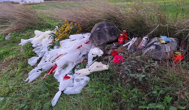 Λουλούδια και κεριά στο σημείο τροχαίου με έναν 18χρονο νεκρό στην Πάρο