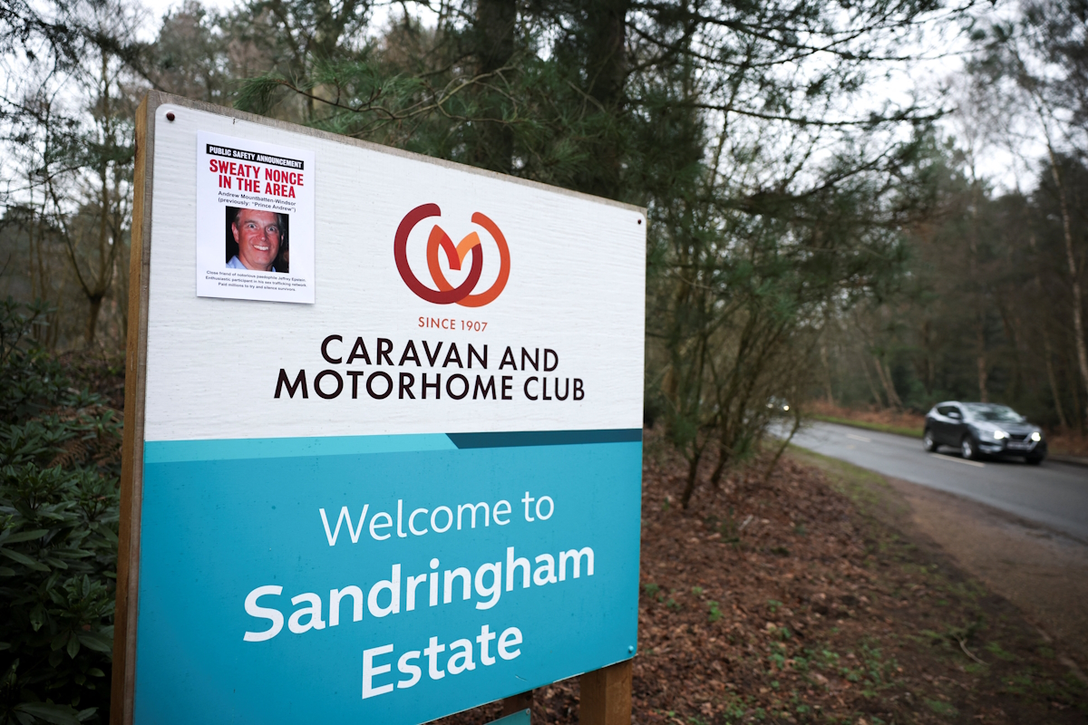 Μια αφίσα της εκστρατείας «Όλοι μισούν τον Έλον» με τον Άντριου Μαουντμπάτεν-Γουίντσορ, πρώην πρίγκιπα Άντριου, τοποθετήθηκε σε μια πινακίδα καλωσορίσματος στο κτήμα Σάντρινγκχαμ, καθώς αυξάνεται η πίεση για να καταθέσει ως μάρτυρας, μετά την αποκάλυψη από το Υπουργείο Δικαιοσύνης των ΗΠΑ περισσότερων στοιχείων που συνδέονται με τον αποθανόντα και καταδικασμένο Τζέφρι Έπσταϊν, στο Νόρφολκ της Βρετανίας / REUTERS/Isabel Infan