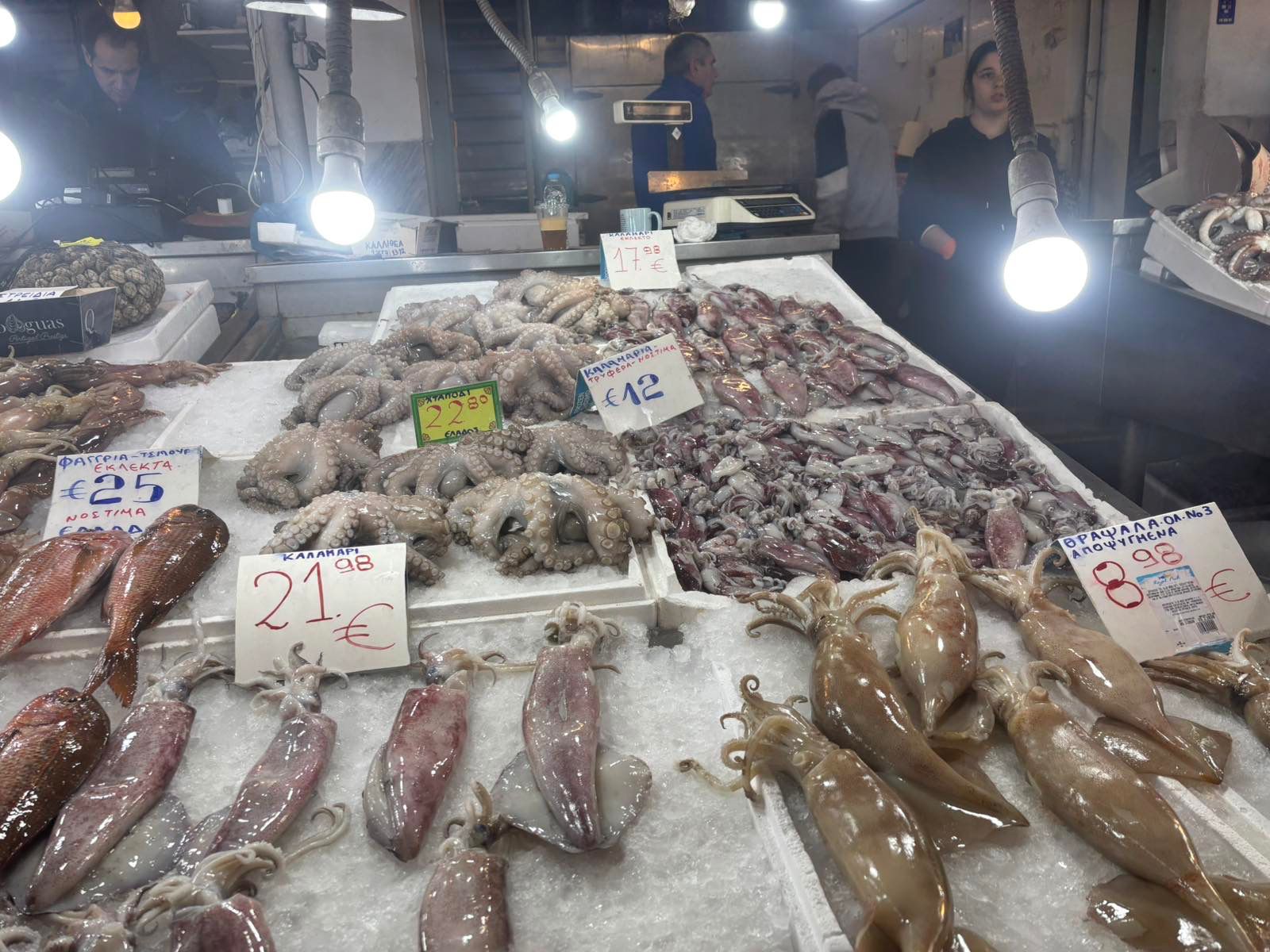 Καλαμάρια και θράψαλα στη Βαρβάκειο