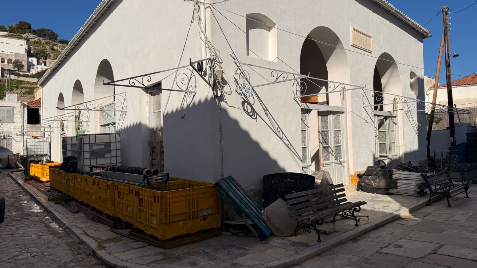 Το κτήριο που θα μετατραπεί σε φαρμακείο για τις ανάγκες της ταινίας