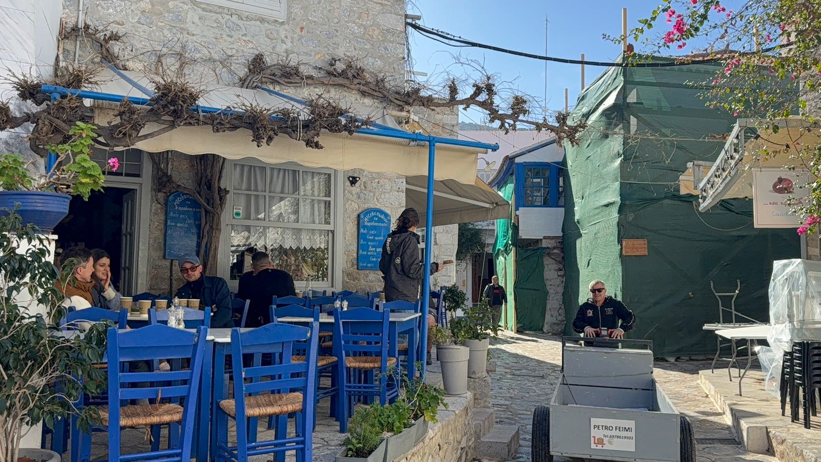 Το εστιατόριο που τρώνε τα μέλη του συνεργείου