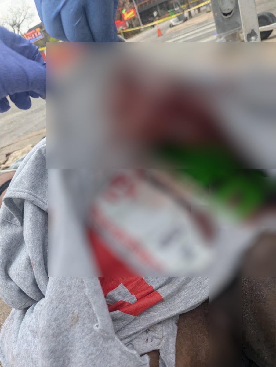 Μια φωτογραφία που έλαβε το Reuters δείχνει το πτώμα του ύποπτου για τη σφαγή στο μπαρ του Όστιν, ο οποίος φορούσε ένα μπλούζα με την ιρανική σημαία και τη λέξη «Ιράν» γραμμένη με πράσινα, λευκά και κόκκινα γράμματα στο μπροστινό μέρος