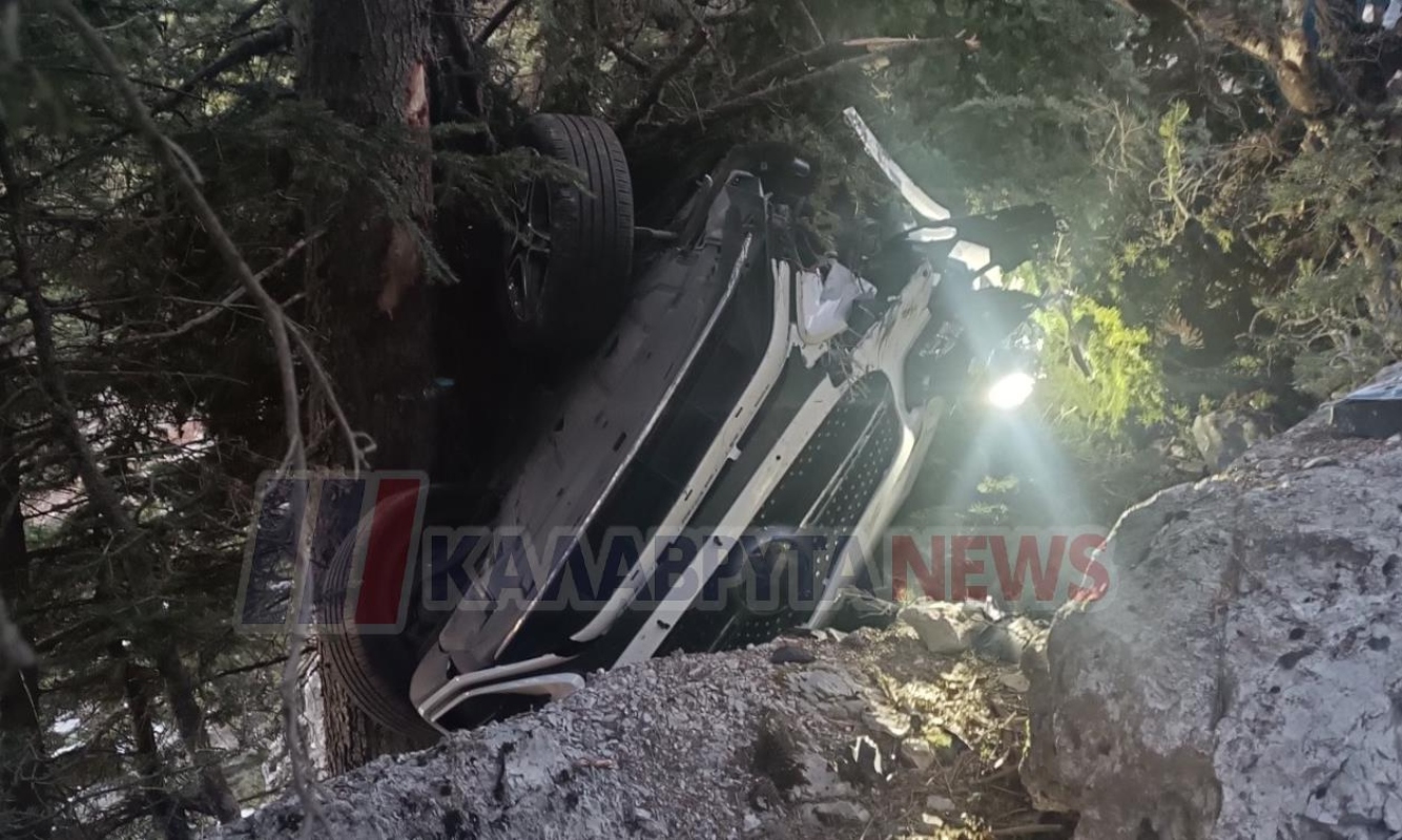 Αυτοκίνητο σε δέντρο